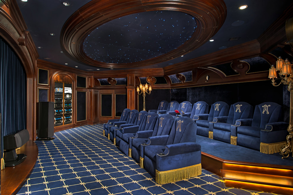 Идея дизайна: огромный изолированный домашний кинотеатр в классическом стиле с разноцветными стенами, ковровым покрытием, проектором и синим полом