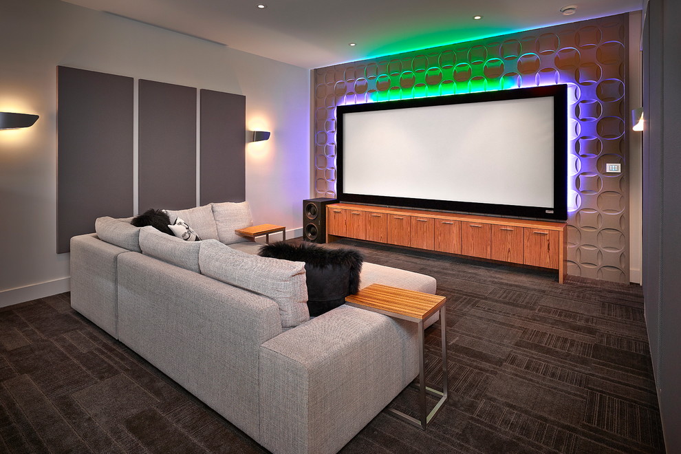 Пример оригинального дизайна: изолированный домашний кинотеатр в современном стиле с белыми стенами, ковровым покрытием и проектором