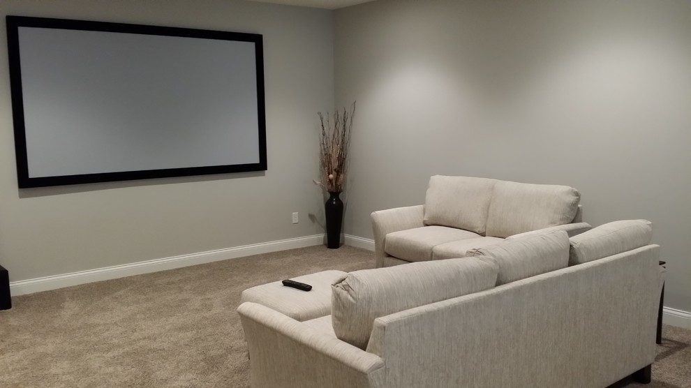 Modern inredning av ett mellanstort avskild hemmabio, med en väggmonterad TV