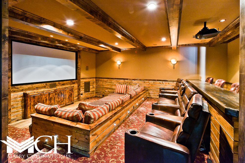 Cette image montre une très grande salle de cinéma craftsman fermée avec moquette et un écran de projection.