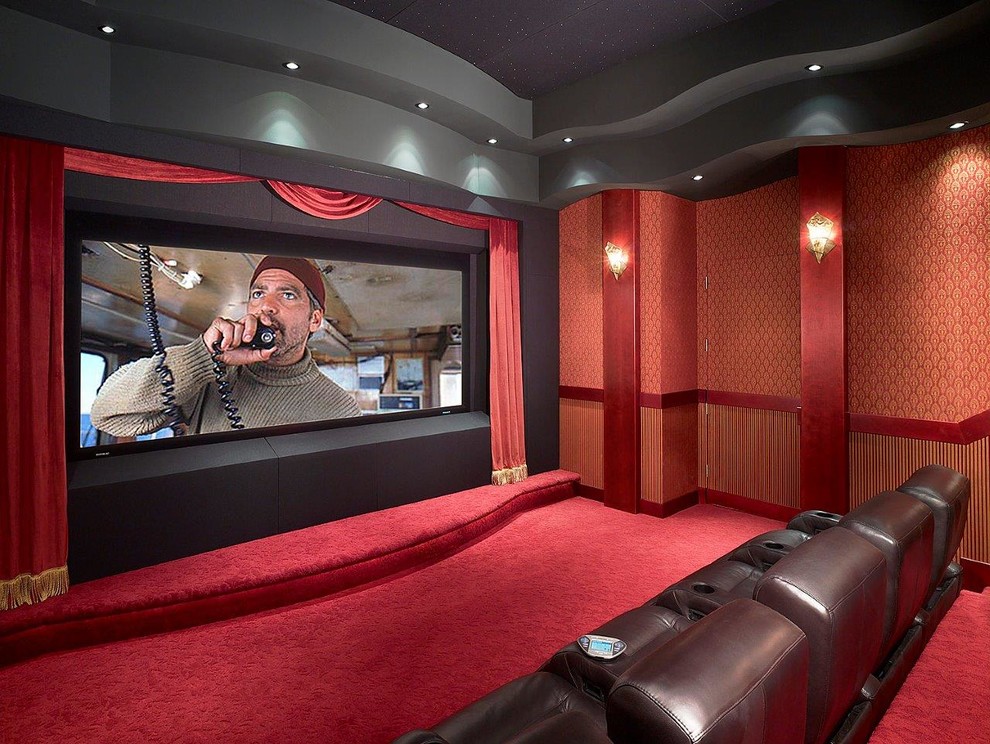 Immagine di un ampio home theatre design chiuso con pareti rosse, moquette, schermo di proiezione e pavimento rosso
