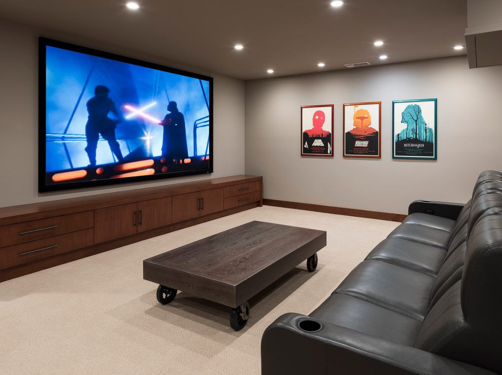 Diseño de cine en casa cerrado minimalista grande con paredes grises, moqueta, televisor colgado en la pared y suelo beige