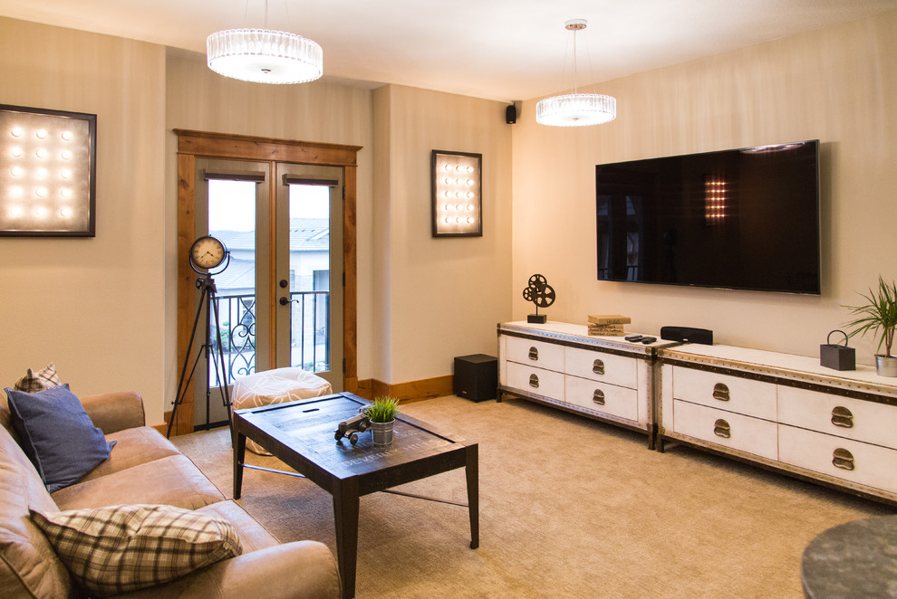 Modelo de cine en casa cerrado tradicional pequeño con paredes beige, moqueta, televisor colgado en la pared y suelo beige
