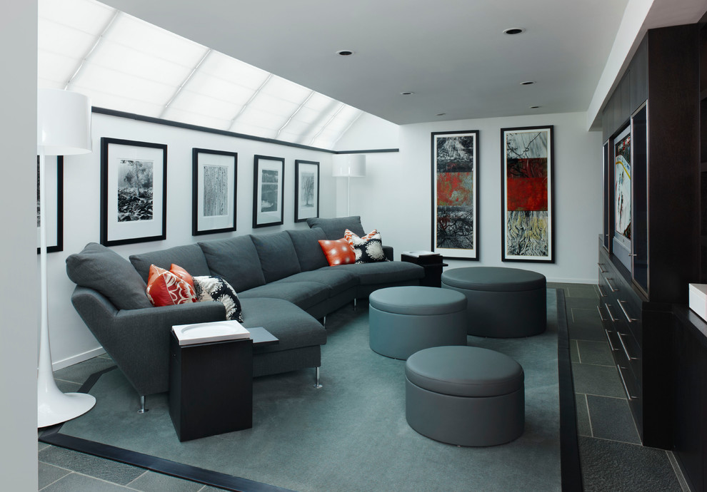 Foto på ett funkis hemmabio, med en inbyggd mediavägg och grått golv