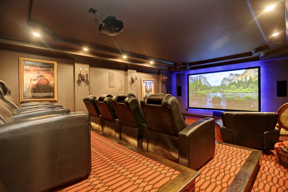 Immagine di un grande home theatre chic aperto con pareti marroni, moquette, schermo di proiezione e pavimento rosso