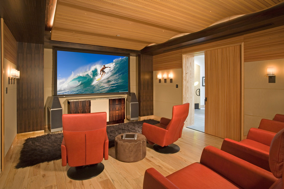 Ejemplo de cine en casa cerrado de estilo zen con paredes beige, suelo de madera clara y pantalla de proyección