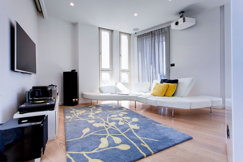 Mittelgroßes, Abgetrenntes Modernes Heimkino mit weißer Wandfarbe, hellem Holzboden, Leinwand und braunem Boden in Sonstige
