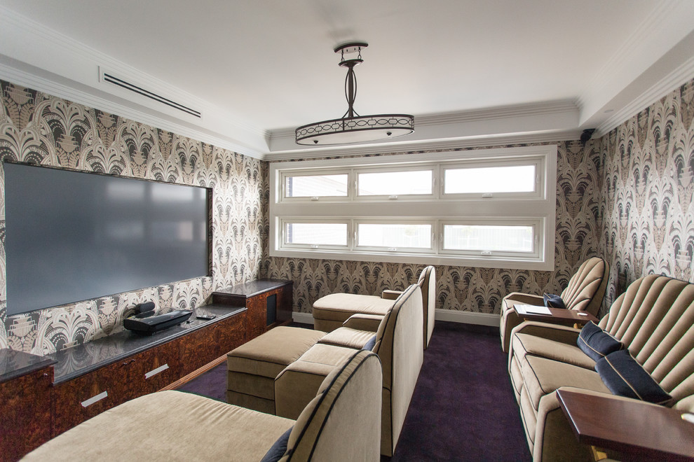 Abgetrenntes Klassisches Heimkino mit bunten Wänden, Teppichboden und lila Boden in Sonstige