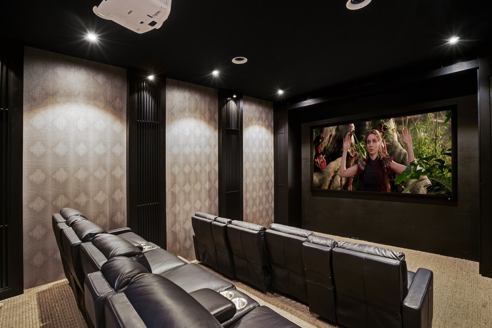 Immagine di un grande home theatre contemporaneo con pareti nere, moquette, schermo di proiezione e pavimento beige