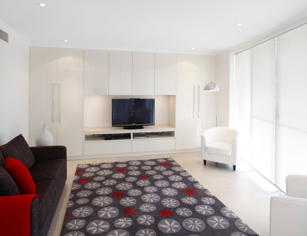 Mittelgroßes, Abgetrenntes Modernes Heimkino mit weißer Wandfarbe, Keramikboden und Multimediawand in Sydney