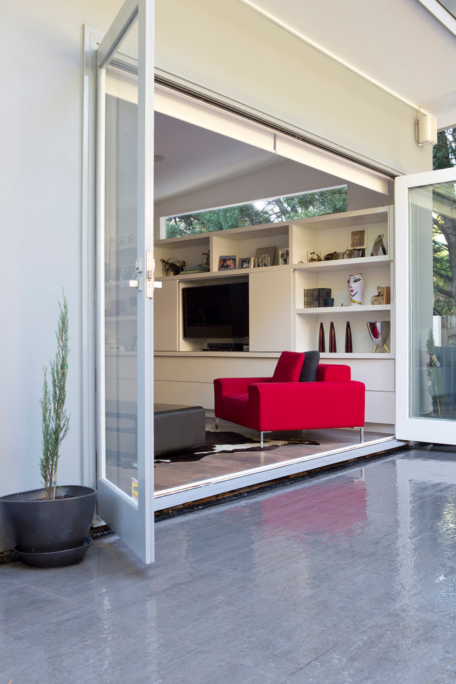 Mittelgroßes, Offenes Modernes Heimkino mit weißer Wandfarbe, hellem Holzboden, Multimediawand und weißem Boden in Sydney