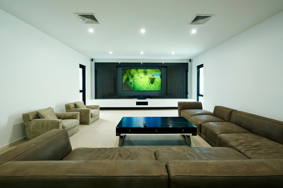 Inredning av ett modernt stort hemmabio, med vita väggar och en väggmonterad TV