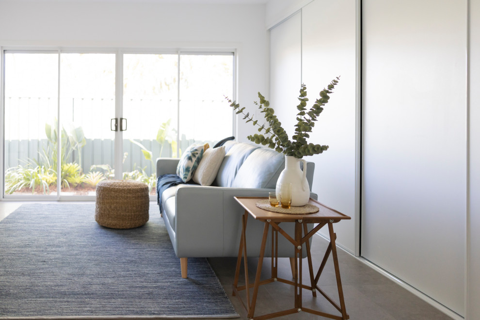 Mittelgroßes, Offenes Modernes Heimkino mit weißer Wandfarbe, Porzellan-Bodenfliesen, TV-Wand und grauem Boden in Gold Coast - Tweed