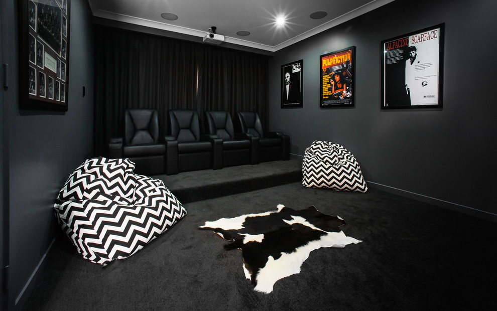 Ejemplo de cine en casa cerrado actual con paredes negras, moqueta y suelo negro