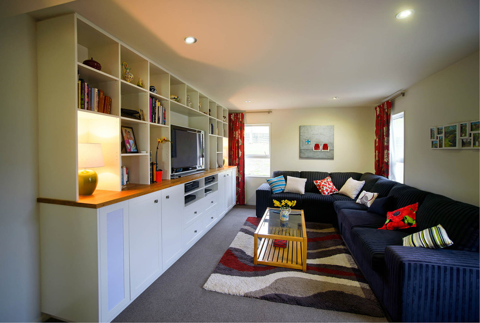 Mittelgroßes, Abgetrenntes Landhausstil Heimkino mit weißer Wandfarbe, Teppichboden, Multimediawand und grauem Boden in Christchurch