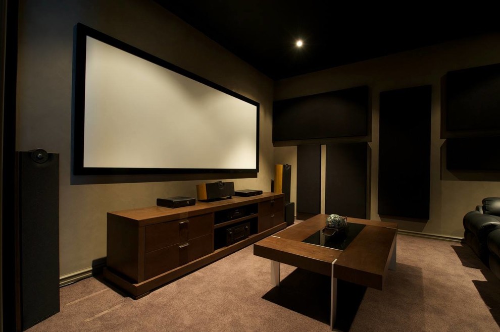 Esempio di un piccolo home theatre moderno chiuso con pareti marroni, moquette e schermo di proiezione
