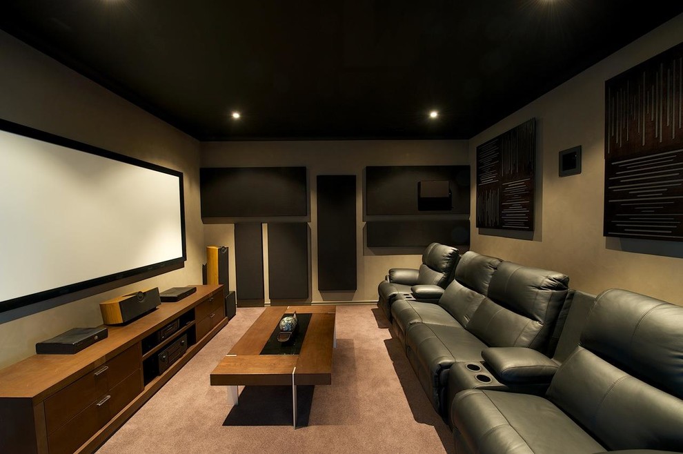 Esempio di un piccolo home theatre minimalista chiuso con pareti marroni, moquette e schermo di proiezione
