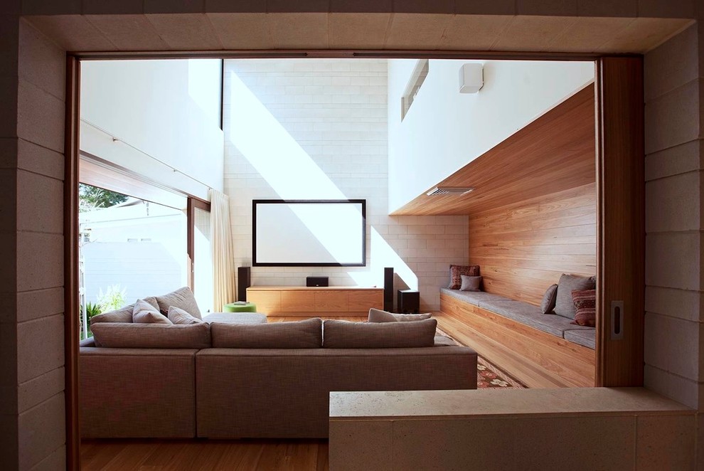 Foto på ett mycket stort funkis avskild hemmabio, med grå väggar, travertin golv och projektorduk