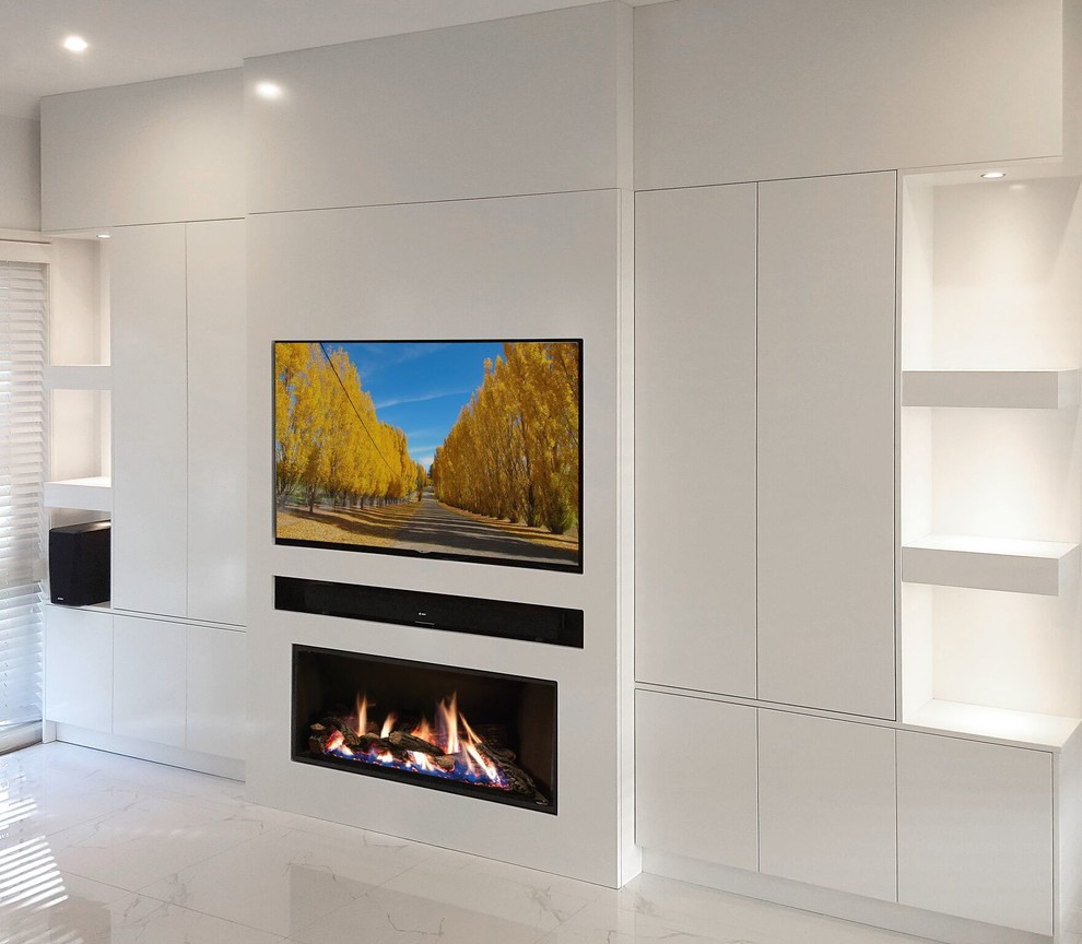 Modelo de cine en casa abierto moderno grande con paredes blancas, suelo de mármol, pared multimedia y suelo blanco