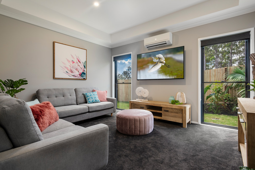 Inspiration för moderna hemmabio, med grå väggar, heltäckningsmatta, en väggmonterad TV och brunt golv