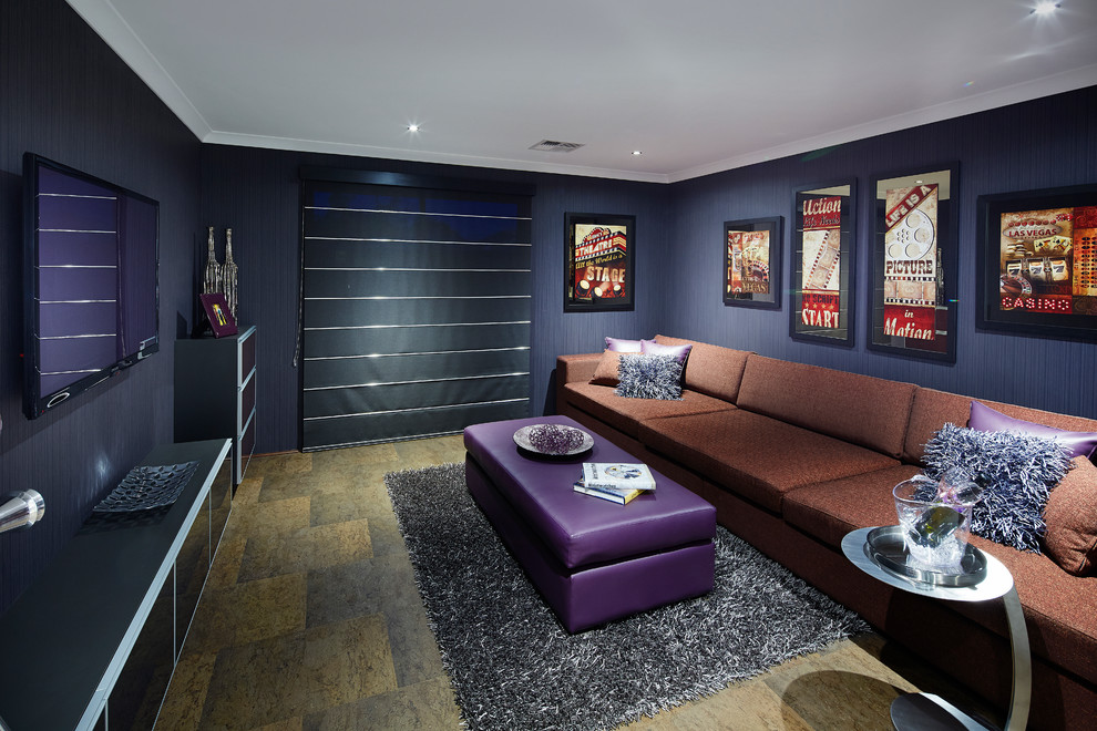 Réalisation d'une salle de cinéma design avec un mur bleu, un téléviseur fixé au mur et un sol multicolore.