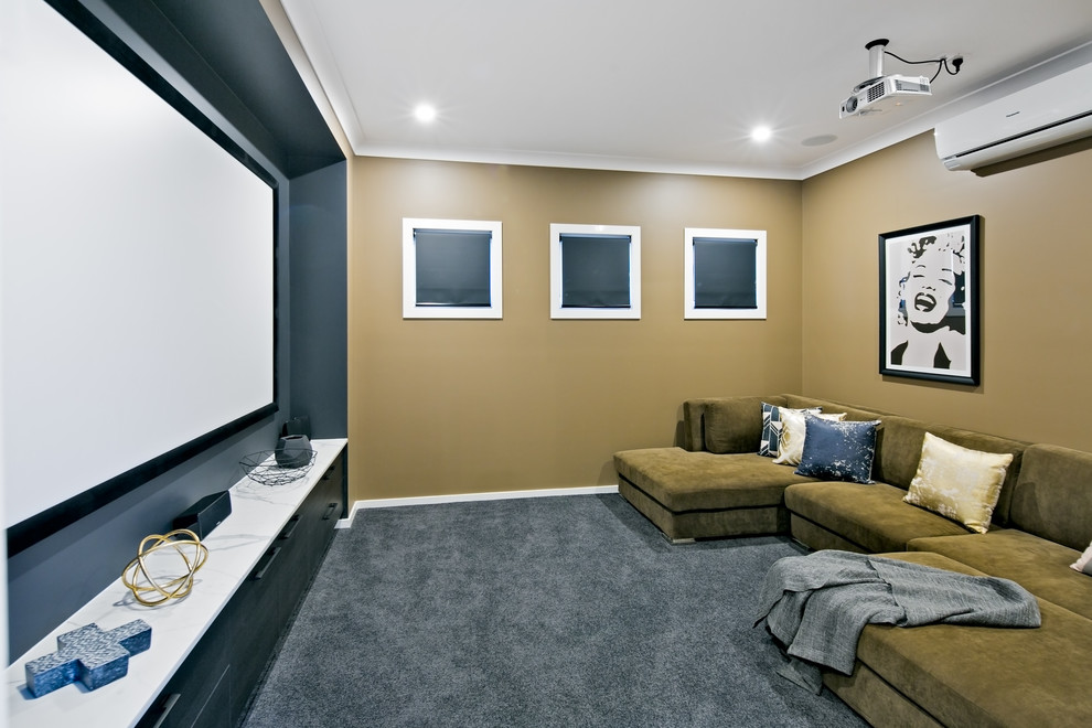 На фото: изолированный домашний кинотеатр среднего размера в современном стиле с ковровым покрытием, проектором, черным полом и разноцветными стенами