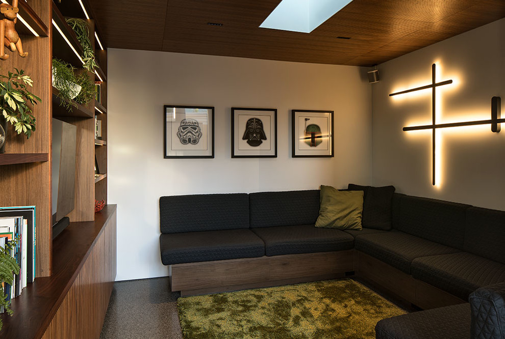 На фото: маленький изолированный домашний кинотеатр в стиле ретро с белыми стенами, бетонным полом и мультимедийным центром для на участке и в саду с