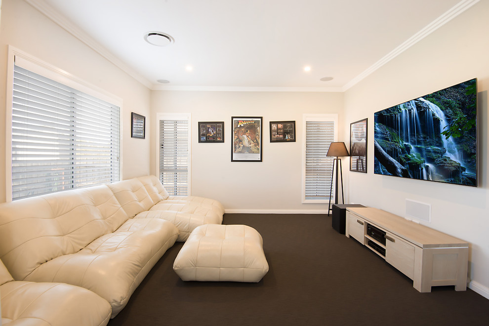 Mittelgroßes, Abgetrenntes Maritimes Heimkino mit beiger Wandfarbe, Teppichboden und TV-Wand in Sydney
