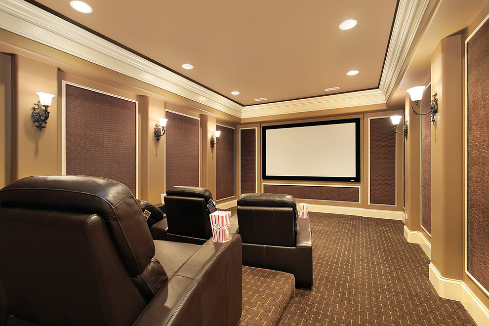 Foto di un home theatre tropicale di medie dimensioni e aperto con pareti marroni, moquette, schermo di proiezione e pavimento marrone