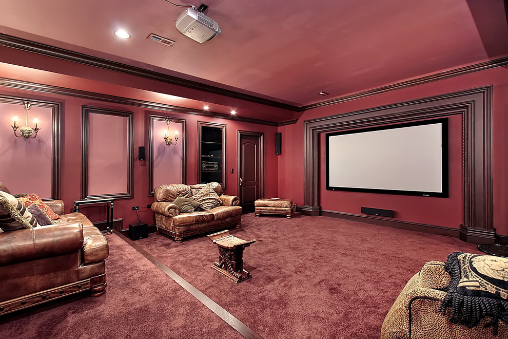 Immagine di un home theatre vittoriano di medie dimensioni e aperto con pareti rosse, moquette, schermo di proiezione e pavimento rosso