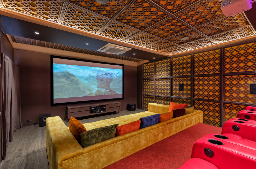 Imagen de cine en casa actual con paredes marrones, suelo de madera oscura, pantalla de proyección y suelo marrón