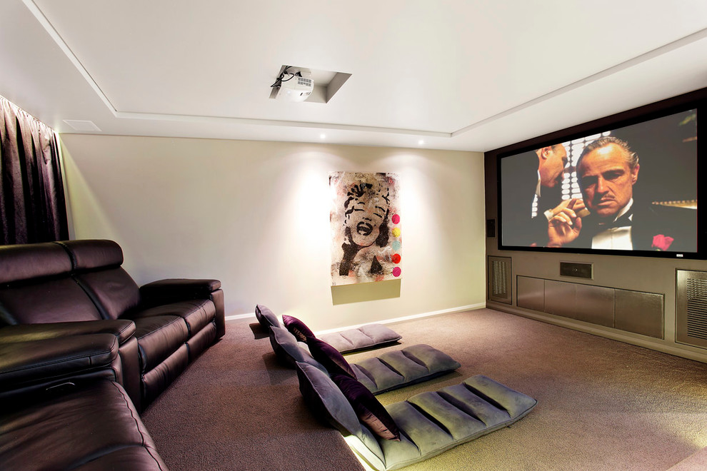 Imagen de cine en casa cerrado actual con paredes grises, moqueta y pantalla de proyección