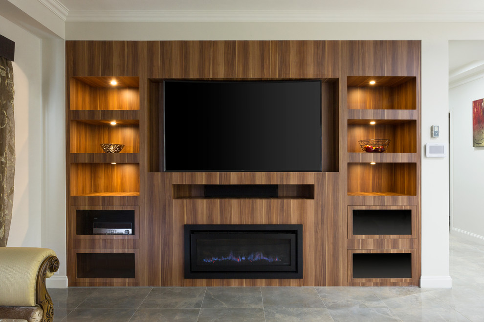 Bild på ett mellanstort funkis hemmabio, med bruna väggar, marmorgolv och en inbyggd mediavägg