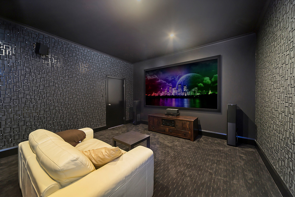 Идея дизайна: изолированный домашний кинотеатр среднего размера в современном стиле с серыми стенами, ковровым покрытием и проектором