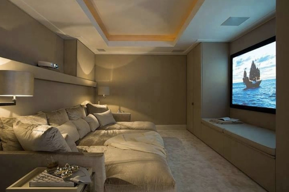 Inspiration pour une salle de cinéma minimaliste de taille moyenne et fermée avec un mur beige, moquette, un écran de projection et un sol beige.