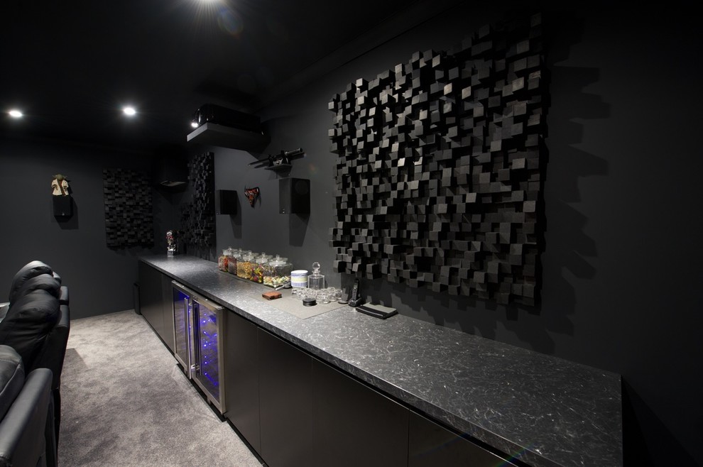 Mittelgroßes, Abgetrenntes Modernes Heimkino mit grauer Wandfarbe, Teppichboden und Leinwand in Perth