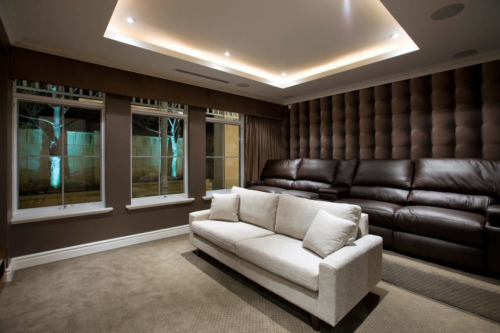 На фото: изолированный домашний кинотеатр среднего размера в современном стиле с коричневыми стенами и ковровым покрытием с