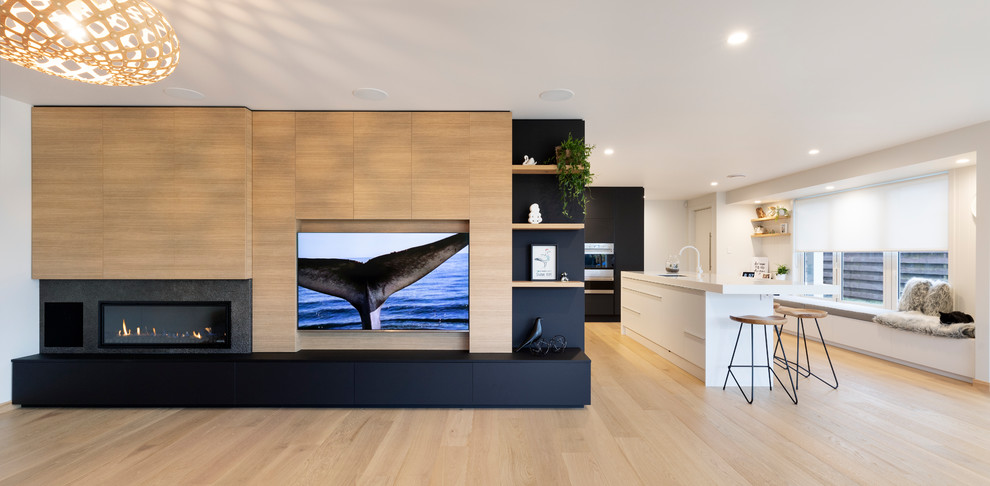 Großes, Offenes Modernes Heimkino mit weißer Wandfarbe, braunem Holzboden und Multimediawand in Sonstige