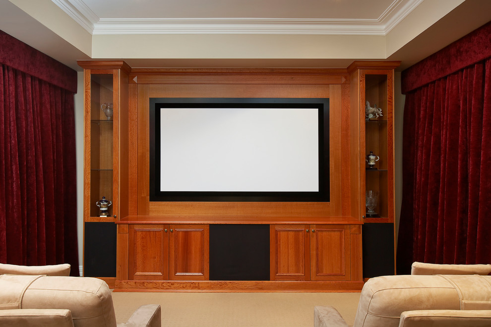 На фото: изолированный домашний кинотеатр среднего размера в классическом стиле с ковровым покрытием, мультимедийным центром и бежевым полом