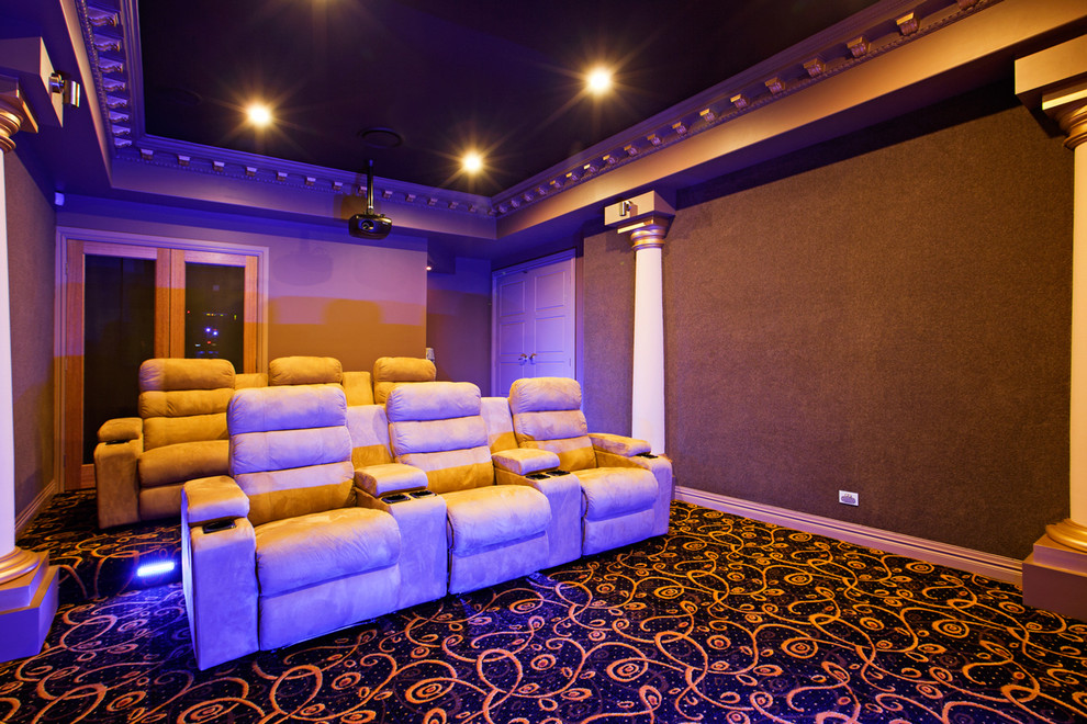 Свежая идея для дизайна: домашний кинотеатр в средиземноморском стиле - отличное фото интерьера