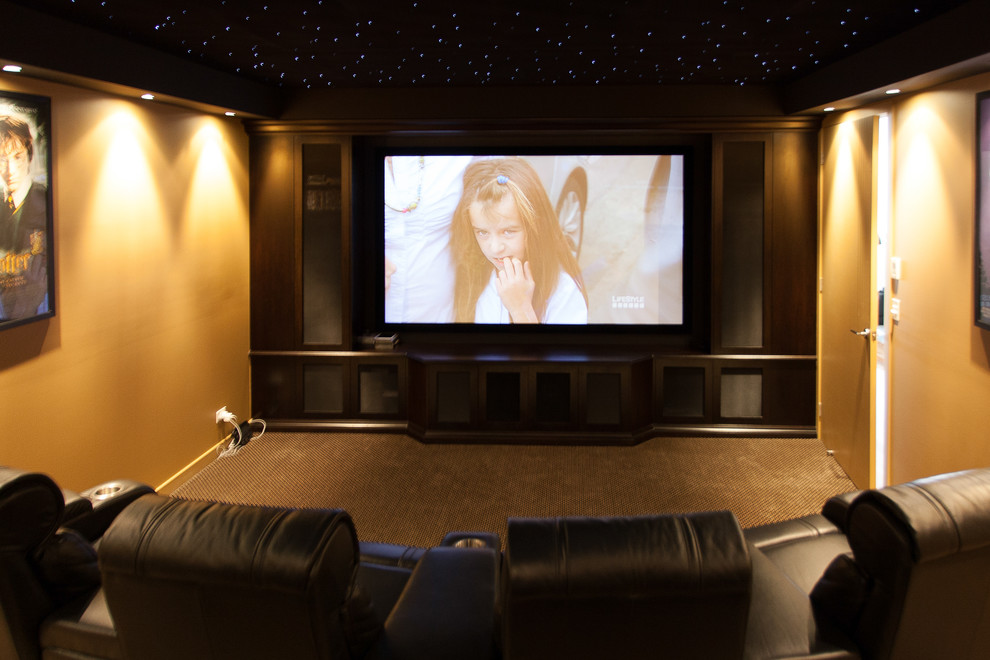 Cette photo montre une salle de cinéma tendance fermée avec un mur jaune, moquette et un téléviseur encastré.