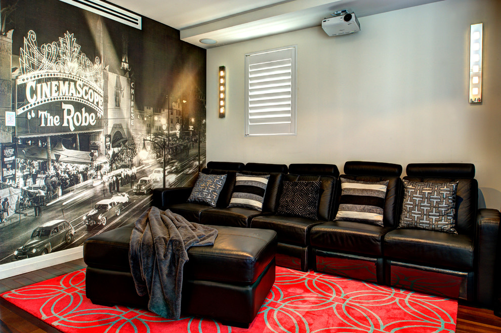 Diseño de cine en casa clásico renovado con pantalla de proyección