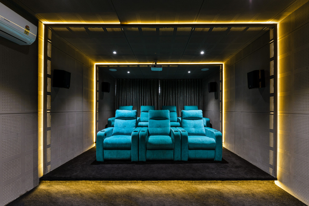 Diseño de cine en casa cerrado contemporáneo de tamaño medio con paredes grises, moqueta y suelo negro