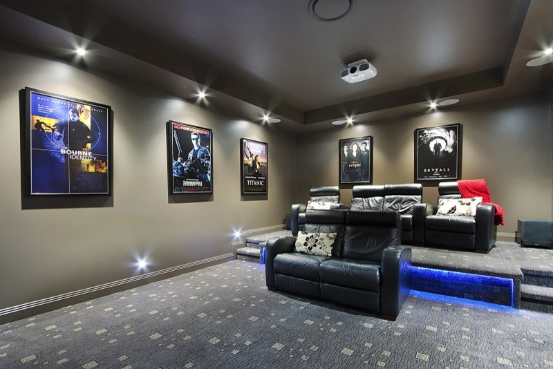 Idée de décoration pour une grande salle de cinéma minimaliste fermée avec un mur marron, moquette, un écran de projection et un sol gris.
