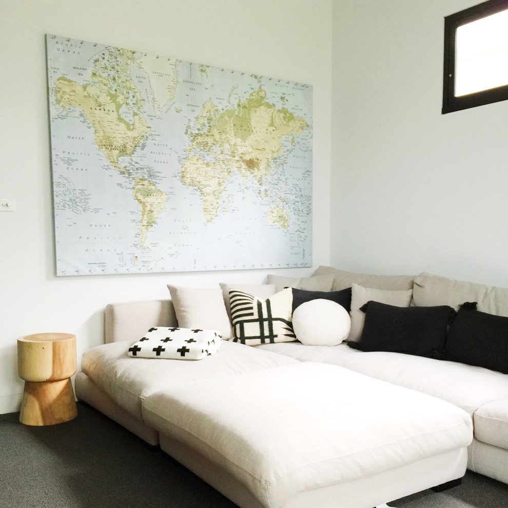 Bild på ett mellanstort nordiskt avskild hemmabio, med vita väggar, heltäckningsmatta och grått golv