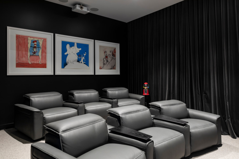 Cette photo montre une salle de cinéma tendance avec un mur noir et un sol gris.