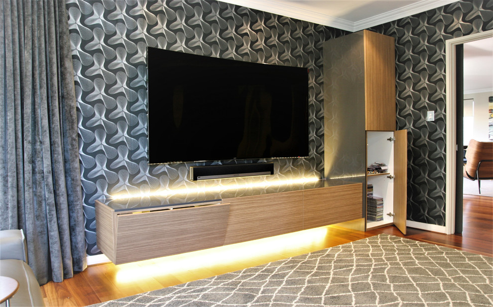 Exempel på ett stort modernt avskild hemmabio, med svarta väggar, mörkt trägolv, en väggmonterad TV och rött golv