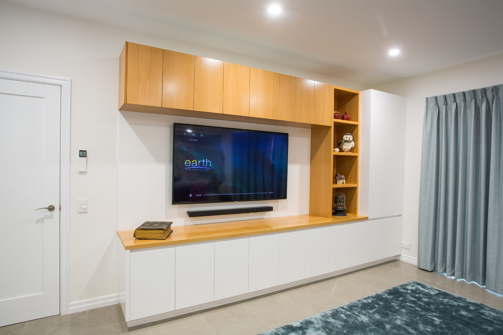 Großes, Offenes Modernes Heimkino mit weißer Wandfarbe, Porzellan-Bodenfliesen, TV-Wand und beigem Boden in Brisbane
