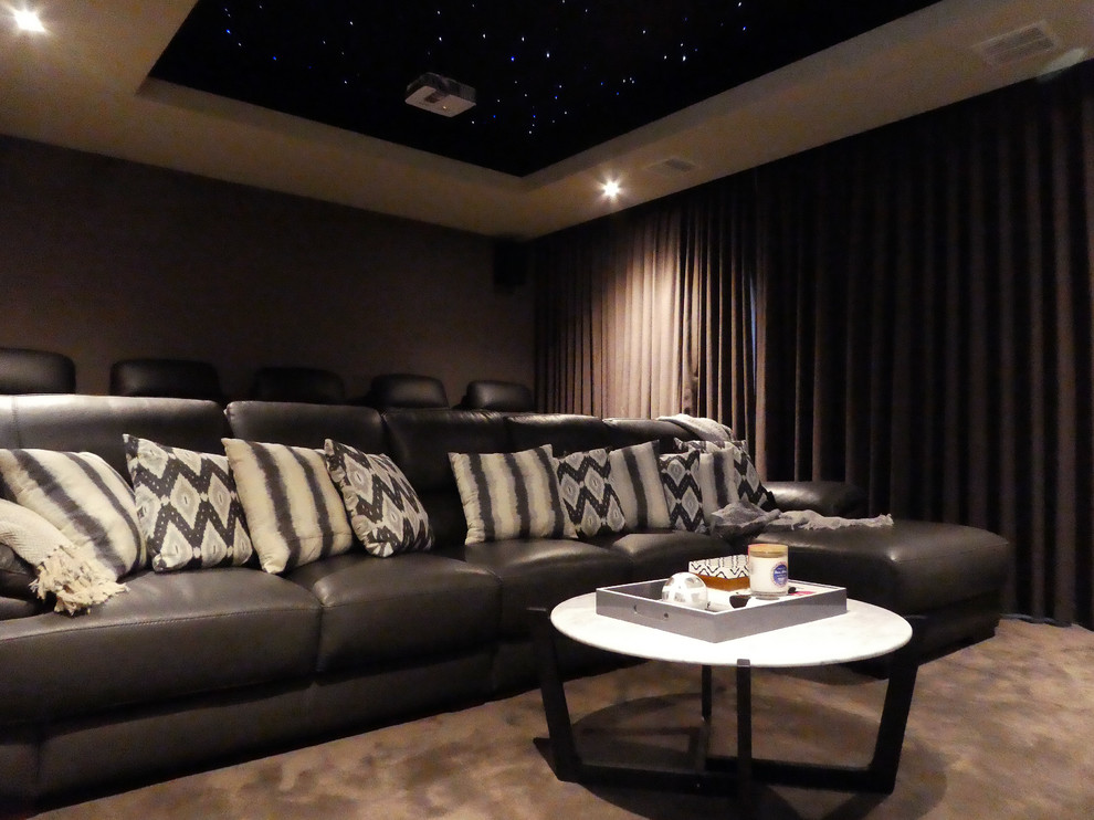 Immagine di un home theatre minimalista di medie dimensioni e chiuso con pareti viola, moquette e schermo di proiezione