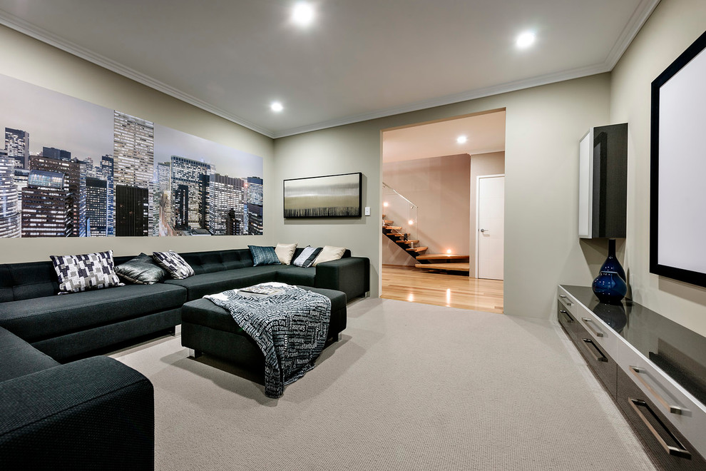 Mittelgroßes, Offenes Modernes Heimkino mit beiger Wandfarbe, Teppichboden, Leinwand und grauem Boden in Perth